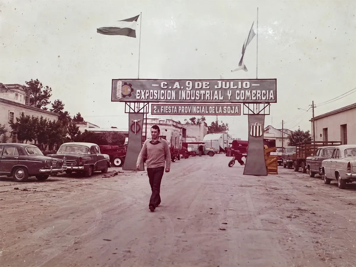 Foto histórica: arco de entrada a la Exposición Industrial y Comercio del C.A. 9 de Julio, 2.ª Fiesta Provincial de la Soja