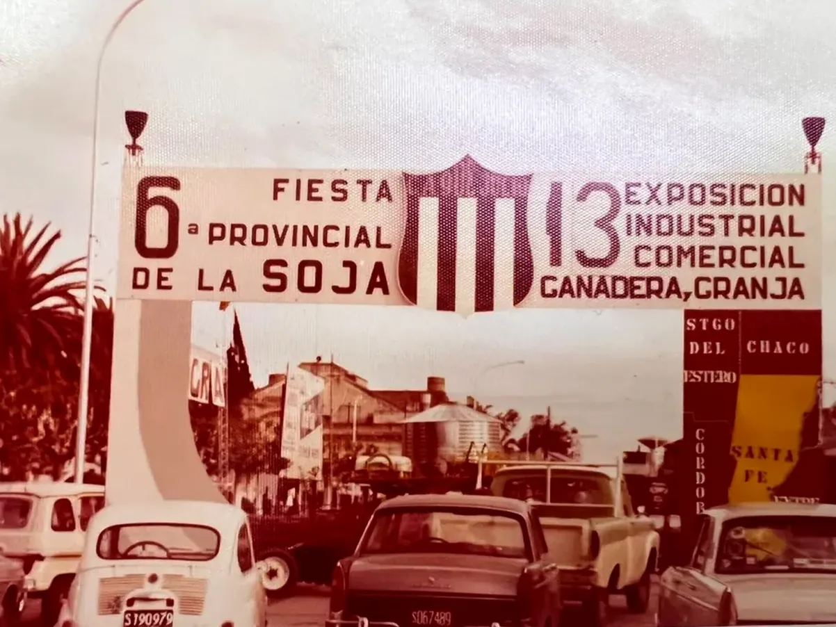 Foto histórica: cartel de la 6.ª Fiesta Provincial de la Soja y 13.ª Exposición Industrial, Comercial, Ganadera y de Granja