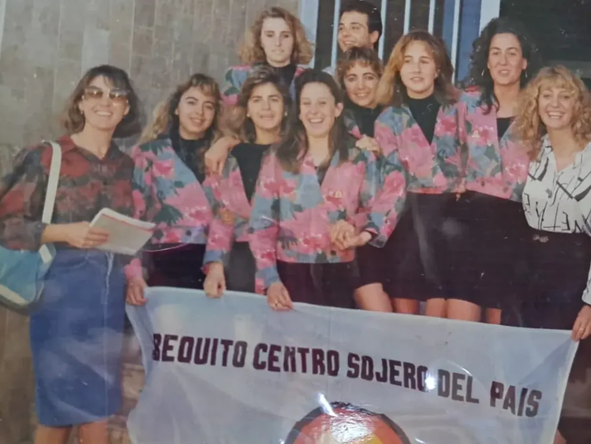 Foto histórica: grupo de jóvenes con la bandera Arequito, Centro Sojero del País