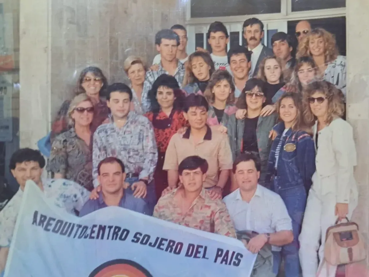 Foto histórica: grupo numeroso con la bandera Arequito, Centro Sojero del País