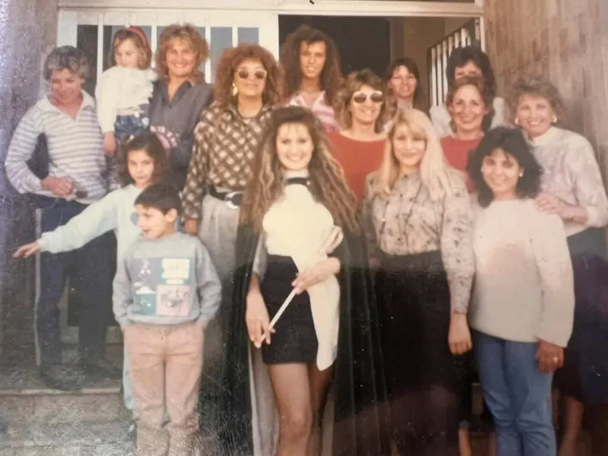 Foto histórica: reina y embajadoras junto a familiares y amigos