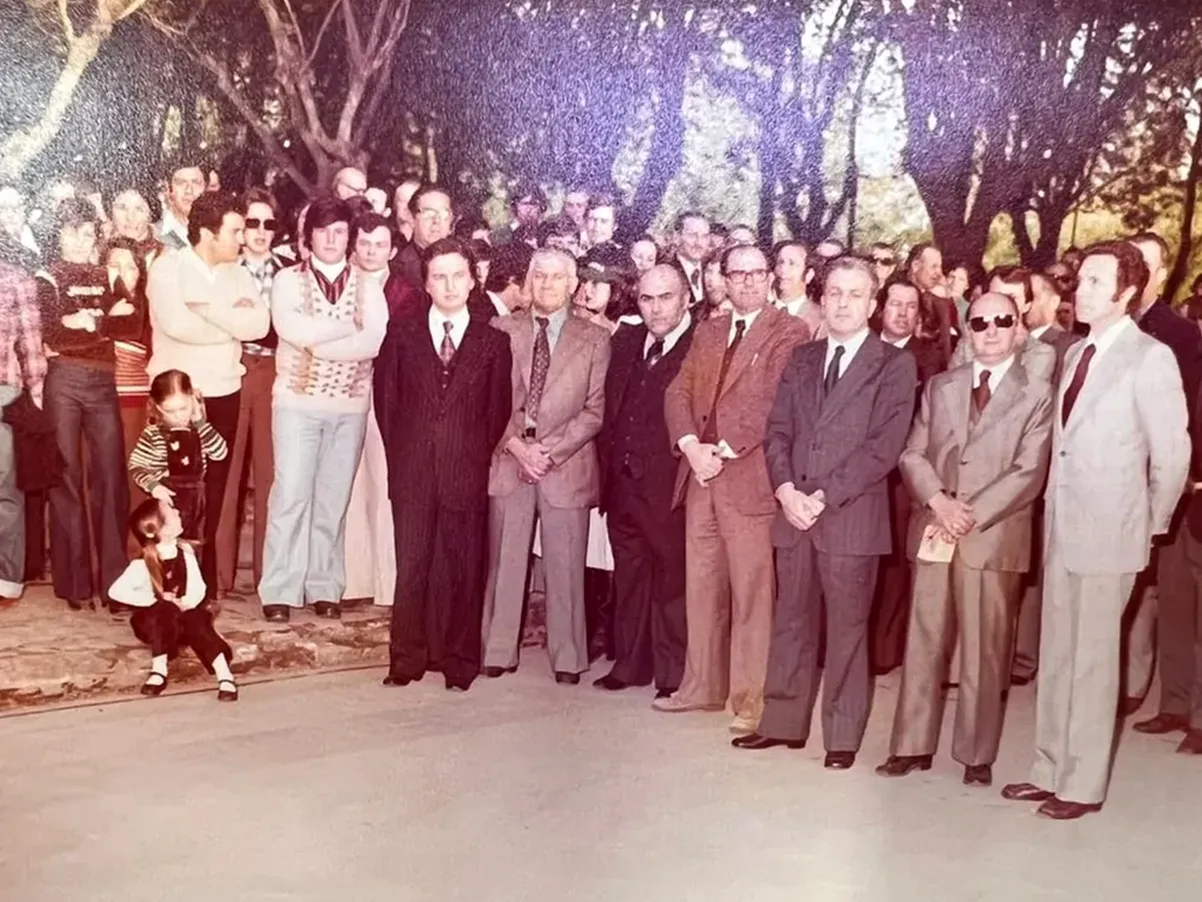 Foto histórica: autoridades y vecinos posando juntos durante la fiesta